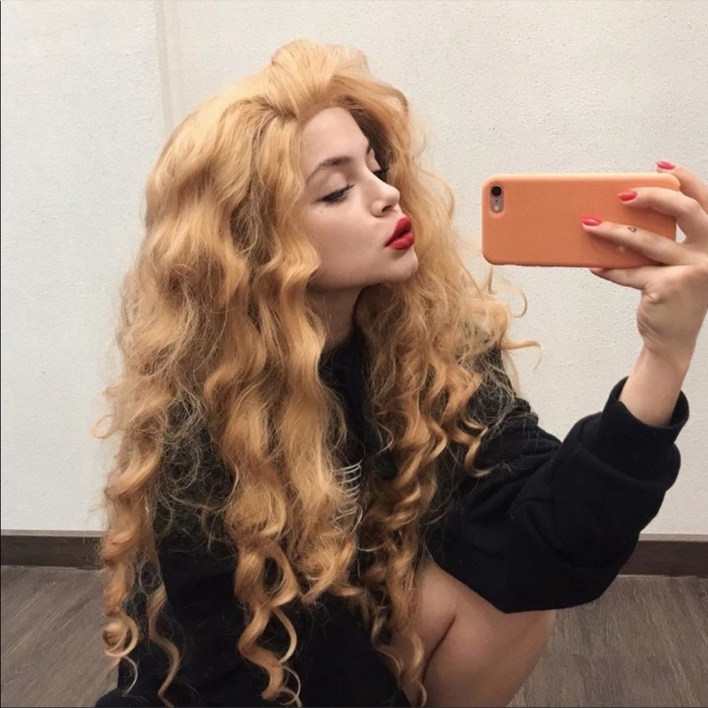 - 22” Strawberry Blonde Curly Wavy Lace Front Wig *NEW* - Picture 2 of 13